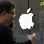 　北京市内のアップルストアに掲げられたロゴマーク＝４月（共同）