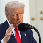 　米ホワイトハウスで話すトランプ大統領＝１４日、ワシントン（ロイター＝共同）