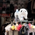 　帽子や衣類などを売る北京市内の露店＝９月（共同）