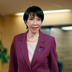 　自民党本部に入る高市総裁＝１５日午前、東京・永田町