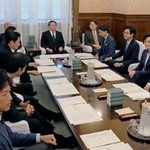 　国会内で開かれた衆院の議院運営委員会理事会。奥右は林官房長官＝１５日午前