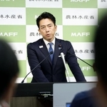 　閣議後の記者会見に臨む小泉進次郎氏。自民党総裁選での配信動画に対するコメント投稿要請を巡り陳謝した＝９月２６日、農水省