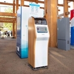 　大阪・関西万博の会場に設置された「マイボトル洗浄機」＝９月、大阪市此花区の夢洲