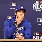 　記者会見するドジャース・大谷＝１５日、ロサンゼルス（共同）