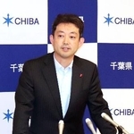　記者団の取材に応じる千葉県の熊谷俊人知事＝１６日午後、千葉県庁