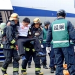　旅客機事故を想定した訓練で、機内から救出された負傷者役＝１６日午後、成田空港