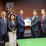 　中野国交相（右から３人目）に要望書を手渡す三重県四日市市の森智広市長（同４人目）＝１６日午後、国交省