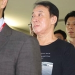 　フィリピンから移送された相原久仁雄容疑者（中央）＝１６日午後、成田空港