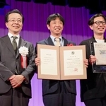 　第４５回新聞広告大賞を受賞したアサヒビールの古沢毅氏（中央）。左は日本新聞協会の中村史郎会長＝１６日午後、東京都内