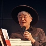 　第７８回新聞週間「記念の集い」で講演する深町健二郎さん＝１６日午後、福岡市