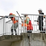 　高台から模擬銃でクマを狙う訓練の参加者＝１６日午後、島根県益田市