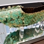 　奈良県斑鳩町の藤ノ木古墳から出土した国宝の「金銅製履」