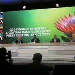 　記者会見するＧ２０議長国の南アフリカの担当者ら＝１６日、米ワシントン（共同）