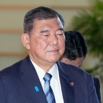 　首相官邸に入る石破首相＝１７日午前