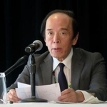 　記者会見する日銀の植田総裁＝１６日、米ワシントン（共同）