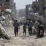 　　１６日、イスラエル軍の攻撃で荒廃したガザ北部ガザ市で、家に戻るパレスチナ人（ゲッティ＝共同）