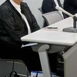 　記者会見する赤木雅子さん（手前）＝１７日午後、大阪市北区