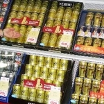 　百貨店のお歳暮コーナーに並ぶビール＝２００７年、東京都中央区