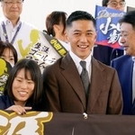 　所属企業を訪問し、社員らと記念写真に納まる車いすテニス男子の小田凱人（右から２人目）＝１７日、愛知県大口町