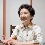 　インタビューに応じる法廷通訳人の金城初美さん