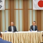 　首脳懇談会であいさつする経団連の筒井義信会長。左は韓経協の柳津会長＝１７日午前、東京都内
