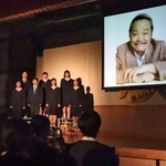　福島県郡山市立小原田中学校で開かれた西田敏行さんの追悼式＝１７日午前