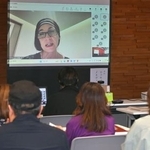 　輪島塗の海外展開に関して、オンラインで講演するイタリア・ミラノ大のロッセッラ・メネガッツォ准教授＝１７日午後、石川県輪島市