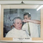 　村山富市元首相が通っていた理容室に飾られている写真＝１７日午後、大分市