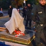 　１７日、ベルリン市ミッテ区の公有地から撤去される少女像（近隣住民提供・共同）