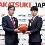 　日本バスケットボール協会の強化委員長に就任し、写真に納まる伊藤拓摩氏（右）＝１７日、東京都内
