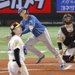 　７回日本ハム無死、山県が左越えに本塁打を放つ。投手上沢、捕手海野＝みずほペイペイドーム