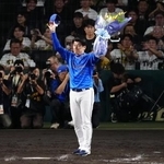 　花束を手に、ファンの声援に応えるＤｅＮＡ・三浦監督＝甲子園