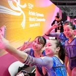 　試合会場での練習を終え、自撮りする杉原愛子（左端）ら＝ジャカルタ（共同）
