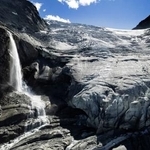 　スイス・トゥルトマンで、氷河から解け出した水＝９月（ロイター＝共同）