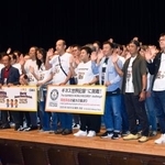 　ギネス世界記録の更新を目指し、東京・渋谷に集結した「タナカヒロカズ」さん。記録の更新はならなかった＝１８日午後