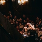 　第１９回ショパン国際ピアノ・コンクールの３次予選で演奏する進藤実優さん＝１５日、ワルシャワ（（Ｃ）Ｗ．Ｇｒｚｅｄｚｉｎｓｋｉ／ＮＩＦＣ提供・共同）
