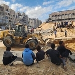 　イスラエル人の人質の遺体収容のための掘削作業＝１８日、パレスチナ自治区ガザ南部ハンユニス（ゲッティ＝共同）