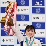 　女子個人で初優勝を果たし、トロフィーを掲げる田中沙季＝ナースパワーアリーナ