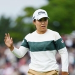 　最終ラウンド、１８番でバーディーパットを決めた畑岡奈紗。通算２０アンダーで２位＝パインビーチ・リンクス（共同）