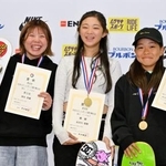 　表彰式で笑顔を見せる女子優勝の長谷川瑞穂（中央）、２位の岡本碧優（左）、３位の佐竹晃＝ムラサキパークかさま