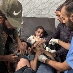 　１９日、イスラエル軍による空爆で負傷し、病院に搬送されたパレスチナ人の子どもら＝ガザ北部ガザ市（ゲッティ＝共同）