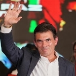 　ボリビア大統領選で勝利し、支持者らの声援に応えるパス候補＝１９日、ラパス（ＡＰ＝共同）