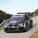 　疾走する勝田貴元のトヨタＧＲヤリス＝１９日、オーストリア（ゲッティ＝共同）