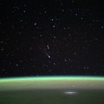 　油井亀美也宇宙飛行士がＸに投稿したレモン彗星（中央）の写真