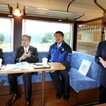 　のと鉄道の「震災語り部観光列車」で語り部の話を聞く（左から）富山県の新田八朗知事、福井県の杉本達治知事、石川県の馳浩知事＝２０日午後、石川県穴水町（代表撮影）