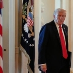 　米ホワイトハウスに姿を見せたトランプ大統領＝２０日（ＡＰ＝共同）