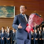 　花束を手に記者団の取材に応じる石破茂首相＝２１日午後０時２９分、首相官邸