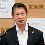 　広島県庁で記者会見する湯崎英彦知事＝２１日午前