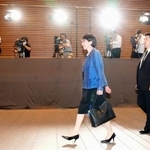 　首相官邸に入る高市早苗首相＝２１日午後３時３５分