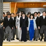 　任命式と認証式を終え、記念撮影に臨む高市早苗首相（前列中央）と閣僚ら＝２１日午後９時６分、宮殿・北車寄